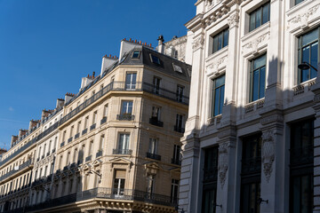Obraz premium Two buildings with balconies and a blue sky in the background