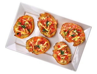 prato com bruschetta de tomate e queijo visto de cima isolado em fundo transparente