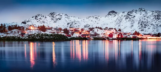 Schilderijen op glas Red wooden houses on Ballstad port, Norway, Europe. Panoramic spring view of Lofoten Islands. Calm seascape of Norwegian sea. Traveling concept background. Life over polar circle. © Andrew Mayovskyy