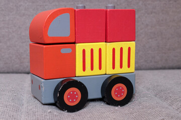 Houten blokkenauto, houten kinderspeelgoed, blokken.