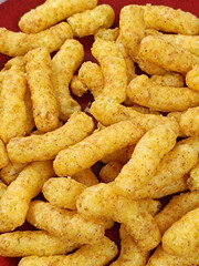 tas de biscuits salés apéritif cacahouètes dans une assiette	