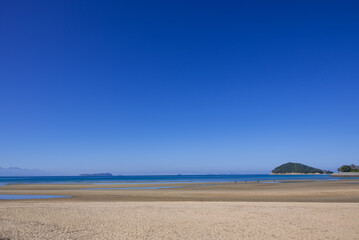 干潮をむかえた砂浜からの青い空と青い海