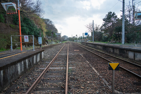 線路が続くローカル線駅