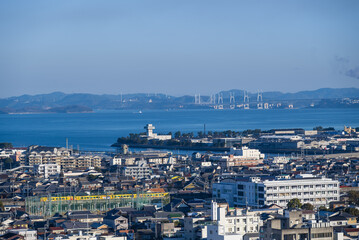 予讃線と瀬戸大橋が見える風景