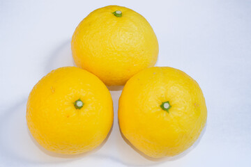 白背景で撮影した3個のはるか