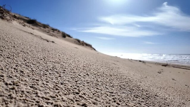 Avanc&eacute;e raz du sol sable et lev&eacute;e sur les couleurs de l'oc&eacute;an