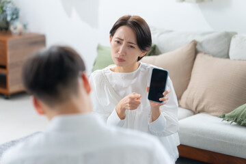 口論をする夫婦