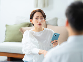 口論をする夫婦