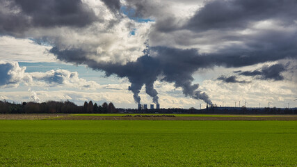 Landschaft mit Dramatische Wolken am Horizont eine Siluette von einem Kraftwerk