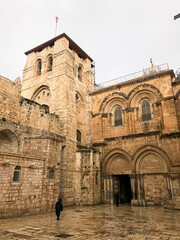 Fototapeta premium Entrance to the Church of the Holy Sepulcher (Latin: Ecclesia Sancti Sepulchri) on a rainy day