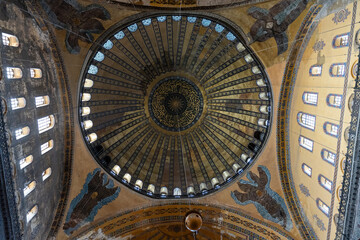 Naklejka premium The ceiling of a building is decorated with a large, ornate dome