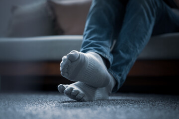 男性の足・靴下