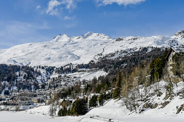 St. Moritz, St. Moritzersee, Oberengadin, Alpen, Corviglia, Piz Nair, Winter, Wintersport, Winterwanderung, Langlauf, Schneedecke, Dorf, Graub&uuml;nden, Schweiz