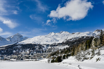 St. Moritz, St. Moritzersee, Oberengadin, Alpen, Corviglia, Piz Nair, Piz Julier, Winter, Wintersport, Winterwanderung, Langlauf, Schneedecke,  Dorf, Graubünden, Schweiz