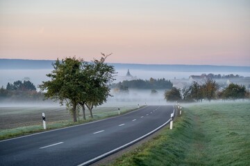 An einem nebligen Herbstmorgen auf dem Weg nach Breitenworbis im Eichsfeld (Thüringen). Nebel...