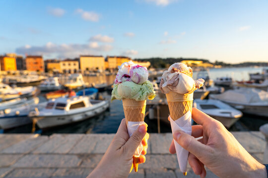 Fototapeta couple eating ice cream in Rovinj harbor with sunlight