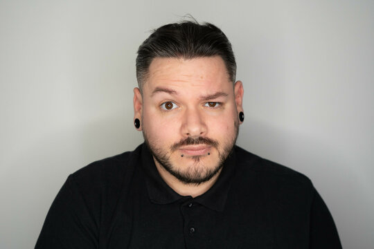 hombre con expresion de duda, hombre con dilataciones y tatuajes con diferentes expresiones, hombre expresivo