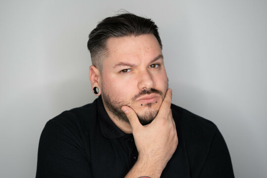 hombre con expresion de duda, hombre con dilataciones y tatuajes con diferentes expresiones, hombre expresivo