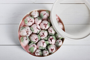 Marshmallow flowers. Marshmallows in the box. Homemade marshmallows. A box with transparent lid.
