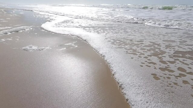 Raz du sol, &eacute;cume et vague de l'oc&eacute;an