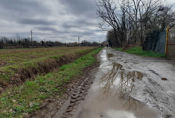 Strada sterrata di campagna in una giornata piovosa