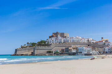 Fototapeta premium Beach in front of the historic town of Peniscola, Spain