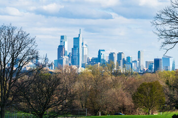 Fototapeta na wymiar Philadelphia skyline with trees and sky