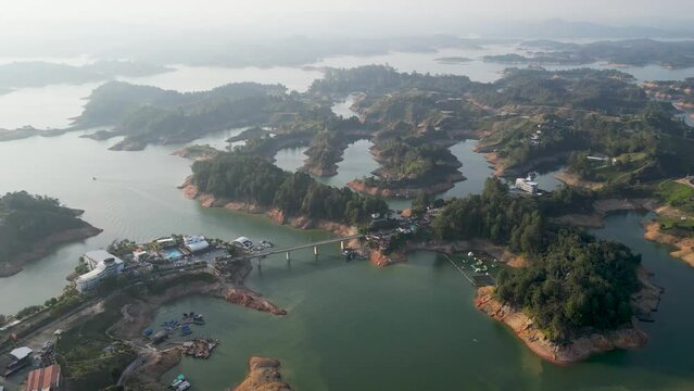 El pe&ntilde;ol de guatape en colombia