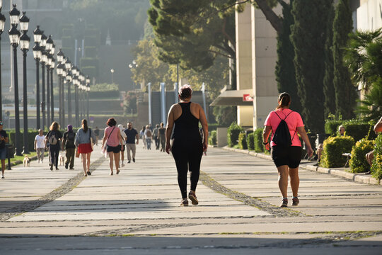 Visitors stroll along Pla&ccedil;a d'Espanya on a hot afternoon