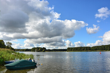 Boot am Ufer eines Flusses in Briest im Havelland