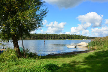 Boot am Ufer eines Flusses in Briest im Havelland