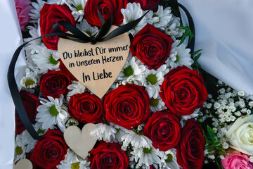 Trauer, rote Rosen Bokeh, Herz mit Text, in Gedenken