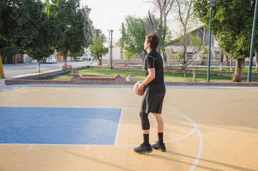 Obraz premium Young Hispanic basketball player in practice session