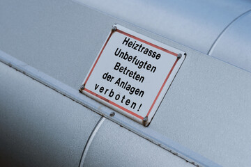 Rohrleitungen zur Fernwärmeversorgung mit Schild 