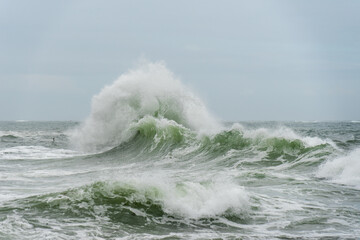 Les vagues de l'Atlantique grondent à Lesconil, dans le Finistère sud de Bretagne, offrant un spectacle saisissant où le ressac caresse la côte avec puissance et grâce.