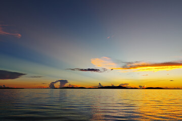 沖縄県小浜島　トゥマールビーチから見る夜明け
