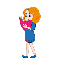 Mujer leyendo un libro de pie.
