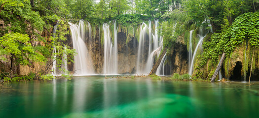 Kroatien; Plitvice Nationalpark, Plitvice Seen, Naturwunder - obrazy, fototapety, plakaty