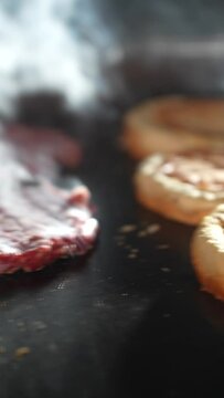 Smażenie mięsa wołowego na burgery 