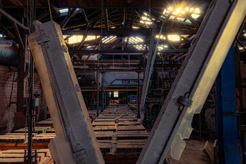 Eine alte stillgelegte Ziegelsteinfabrik, durch das offene Dach scheint die Sonne hinein