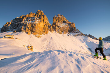 Skifahrer vor den Drei Zinnen, Auronzo Hütte, Venetien, Italien