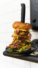 Burger 100% wołowina - obrazy, fototapety, plakaty