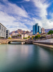V and A Waterfront canal and Cape Town city with the table mountain in the background, Cape Town, South Africa - obrazy, fototapety, plakaty