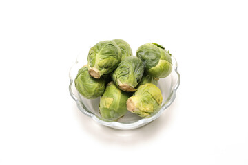 白背景のガラスボウルに入れた芽キャベツ