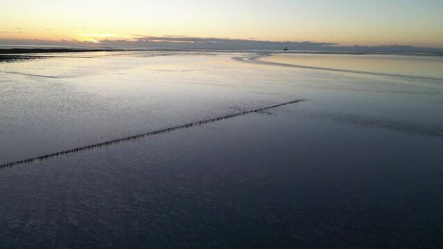 Wattenmeer in Friedrichskoog im Sonnenuntergang, Drohnenflug bei Abendstimmung