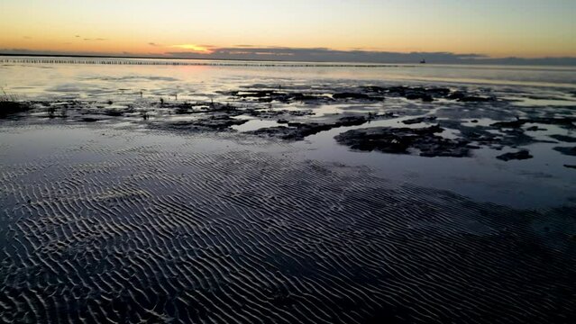Wattenmeer in Friedrichskoog im Sonnenuntergang, Drohnenflug bei Abendstimmung