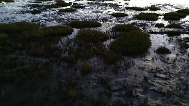 Wattenmeer in Friedrichskoog im Sonnenuntergang, Drohnenflug bei Abendstimmung