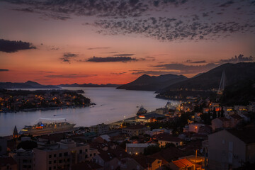 Dubrovnik - widok na zatokę i wycieczkowiec nocą - obrazy, fototapety, plakaty