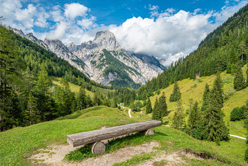 Bindalm mit Blick auf die Reiter Alm im Nationalpark Berchtesgaden - obrazy, fototapety, plakaty