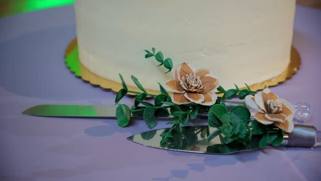 Knife and wedding cake on a tabel